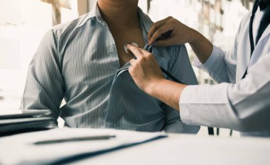 Asyalı Doktor stetoskop dinle yaşlı hasta kalp atışı için kullanıyor.