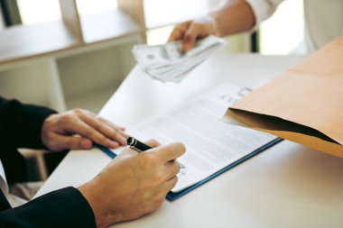 Para, yolsuzluk konseptiyle ilgili sözleşme imzalamak için girişimcilere boyun eğen işadamlarının elinde..