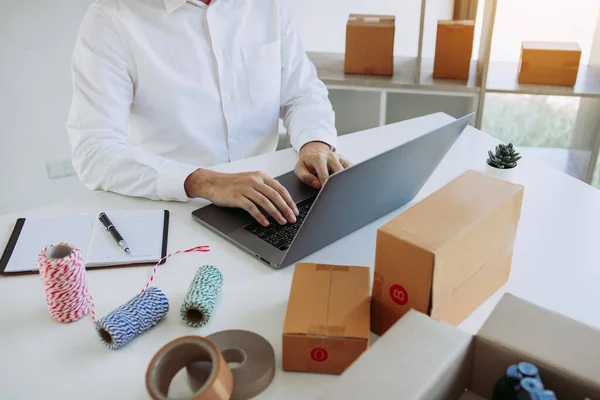 Gli Imprenditori Stanno Lavorando Prendere Ordini Prodotti Dei Clienti Digitando — Foto Stock