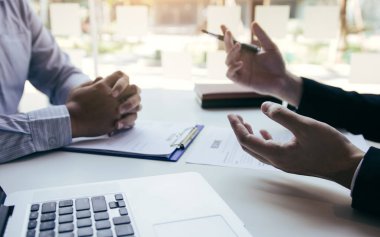 İş başvurusunda bulunanlar iş görüşmesi odasında özgeçmiş tutuyorlar, iş görüşmesi konsepti.