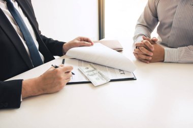 Çalışanlar sözleşmeye kirli para vererek yolsuzluk yapıyorlar..