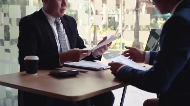 Medewerkers Dienen Hun Bij Vriendelijke Interviewers Tijdens Het Lezen Van — Stockvideo