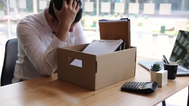 Young Male Employee Standing Work Table Putting His Stuff Carton — Stock Video