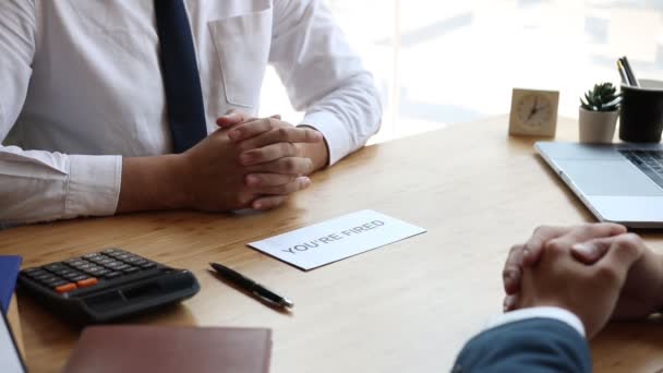 Manager Zat Aan Balie Stuurde Een Ontslagenveloppe Naar Werknemer Wees — Stockvideo