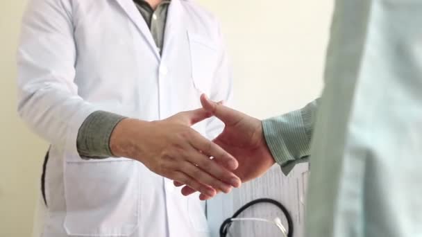 Doktor Pacient Blahopřejí Třesoucím Rukám Před Kanceláří Nemocnici — Stock video