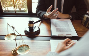 Hukuk danışmanı, ofisteki yasalar çerçevesinde işlenen suçları anlatıyor..