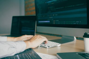 Çağdaş web sitesi geliştiricisinin program web sitesi için kod yazma ve yazma kodlarını kapat.