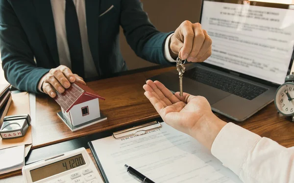 Cerca Mano Los Agentes Casa Están Entregando Las Llaves Los — Foto de Stock