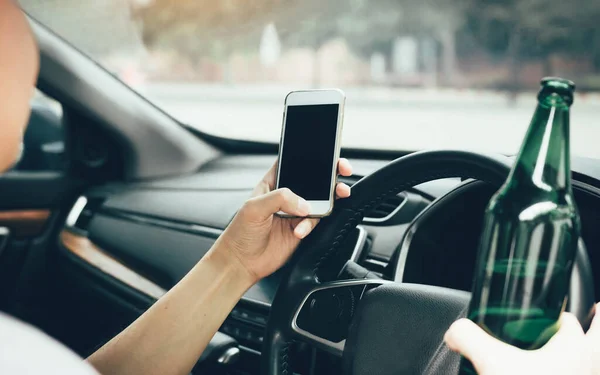 Homens Asiáticos Bebem Álcool Carro Usam Telefones Celulares Enquanto Dirigem — Fotografia de Stock