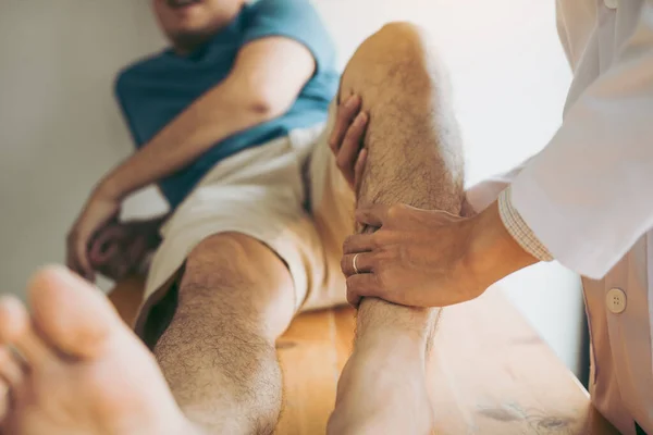 Fysiotherapeuten Gebruiken Hun Handen Kuiten Drukken Controleren Pijn Massage Kliniek — Stockfoto