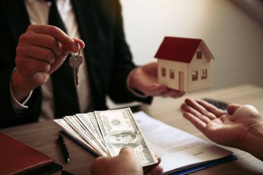 İş adamı ev modelini ve yeni ev sahibini emlak ticaretine verdi..