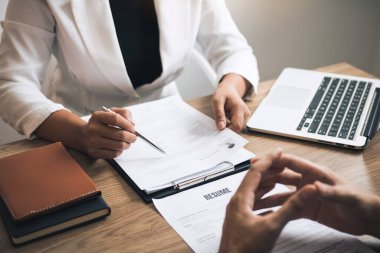 Kadın çalışanı, iş deneyimiyle ilgili işverenin istihdam geçmişini anlatıyor.