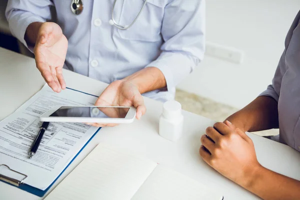 Ázsiai Orvos Beszél Beteg Klinikán Miközben Tabletta Magyarázza Beteg Állapotát — Stock Fotó