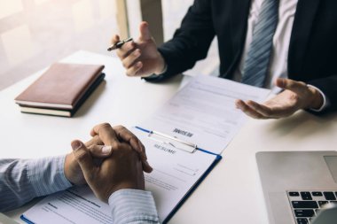 Personel özgeçmiş belgesini hazırlarken görüşme odası ve iş deneyimi hakkında konuşan ve analiz eden müdüre sunum.