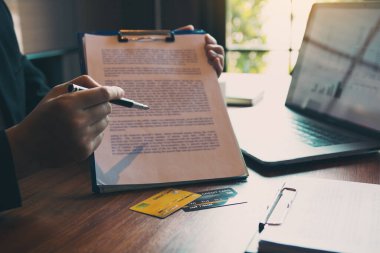 Banka memuru, kredi kartı hizmetine başvuran bir müşteriyle görüşüyor..