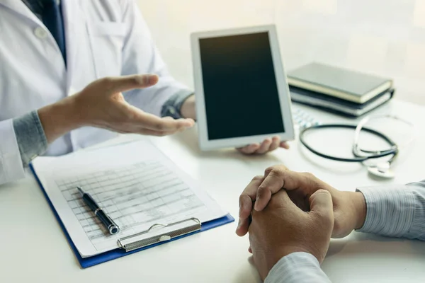 Médico Asiático Hablando Con Paciente Clínica Mientras Usa Comprimido Explicando — Foto de Stock