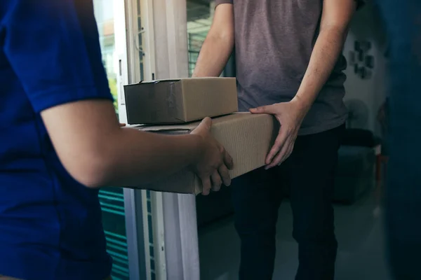 Cierre Manos Personal Carga Está Entregando Cajas Cartón Con Paquetes — Foto de Stock