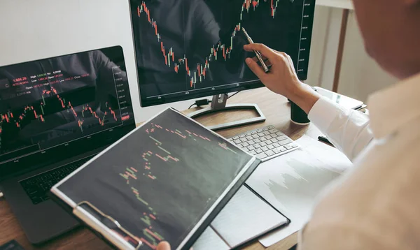 Investor Man Het Analyseren Van Grafiek Van Aandelenmarkt Met Behulp — Stockfoto