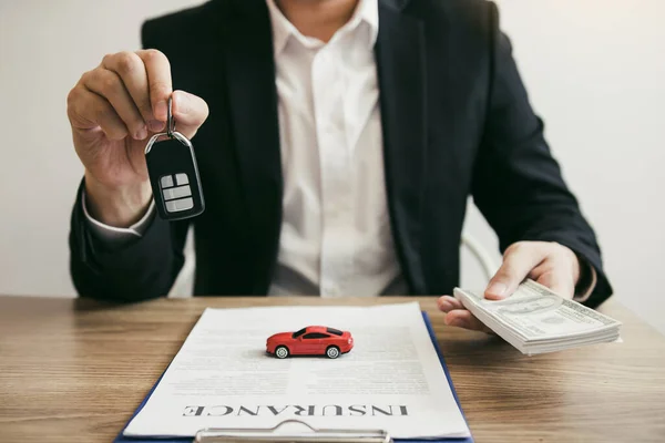 Autoverkäufer Halten Autoschlüssel Bei Neuwagenkäufern Mit Kfz Versicherungskonzept — Stockfoto