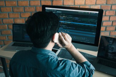 Yazılım geliştiricileri sistemleri yapmak ve iş ortaklarını birlikte çalışmak için çağırmakla meşgul.