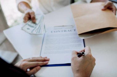 Para, yolsuzluk konseptiyle ilgili sözleşme imzalamak için girişimcilere boyun eğen işadamlarının elinde..