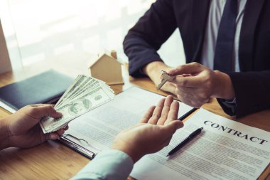 Giriş aracıları anahtarları ofiste sözleşme imzalama ev alıcılar için teslim.