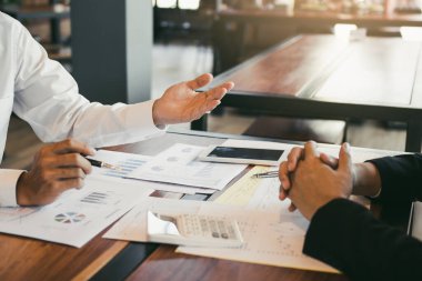 Ofis şirket maliyetle Özet raporu açıklayan çalışan tablosundaki hesap makinesi üzerinde basarak Yöneticisi şirket mali konularda hesaplar.
