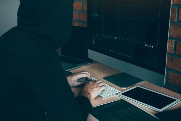 Hacker Hætten Arbejder Med Computer Med Hacking Bryde Ind Data - Stock-foto
