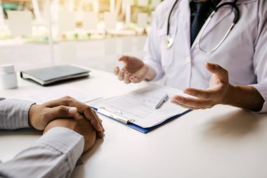 Doktor hastayla gelecekte menopoz ve tedavi hakkında konuşuyor..