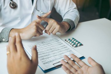 Doktor tedavi için zıtlıklardan ya da tedavi için ilaç almaktan bahsediyor..