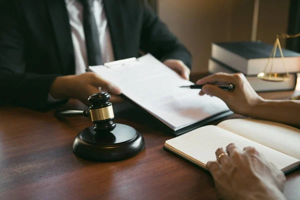 Judge Giving Advice Client Trial Laws Have Serious Consequences Clients — Stock Photo, Image