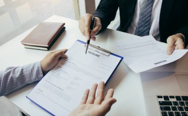 Takım elbiseli, profesyonel bir işadamı, modern ofisteki iş görüşmesi hakkında konuşuyor ve hareket ediyor..