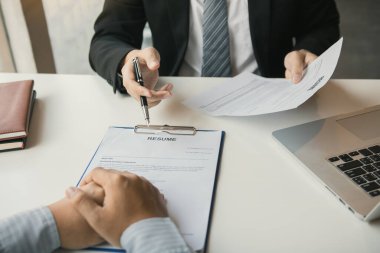 Çalışanlar, iş görüşmelerine katılanlar için geçmiş çalışma deneyimlerini açıklıyorlar.