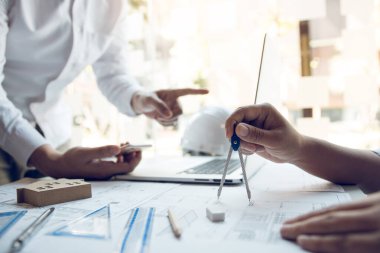 Mühendisler proje türlerinin yapısal analizleri üzerinde tasarım, çalışma ve işbirliği yapmada yardımcı oluyorlar.