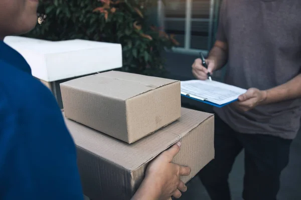 Junger Mann Steht Vor Wohnungstür Und Trägt Pakete Für Jungen — Stockfoto