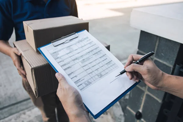 Junger Mann Steht Vor Wohnungstür Und Trägt Pakete Für Jungen — Stockfoto