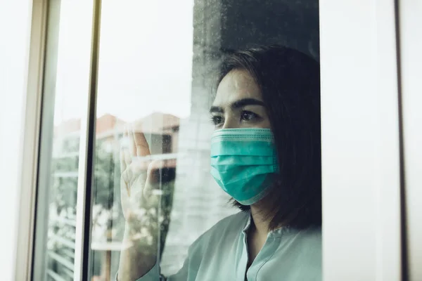 Mujer Asiática Mirando Por Ventana Usando Máscara Médica Para Protegerse —  Fotos de Stock