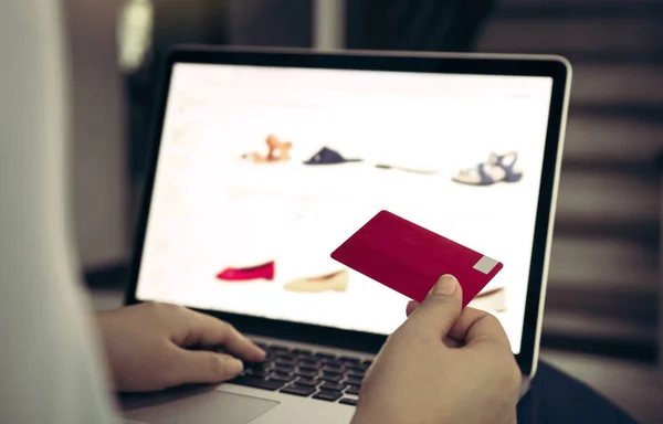 Närbild Kvinna Hand Hålla Kreditkort Och Skriva Laptop Tangentbord Med — Stockfoto