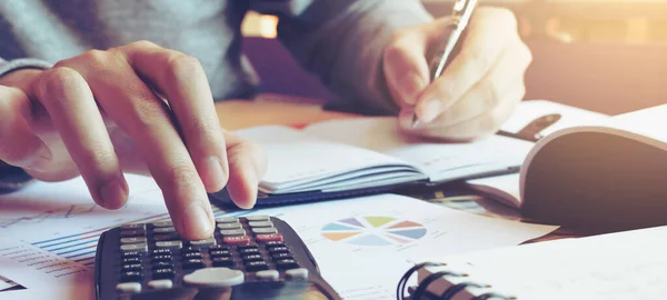 Fechar Mão Homem Fazendo Finanças Calcular Mesa Sobre Custo Escritório — Fotografia de Stock