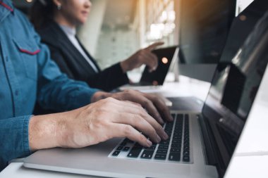 Ofis odasında bir yazılım üzerinde çalışan profesyonel geliştirme programcısı toplantı programlama web sitesinde işbirliği yapıyor.