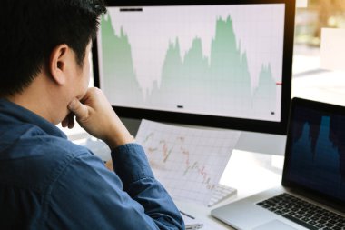 Yatırımcılar, yatırılacak hisselerin geri dönüşlerinin grafik analizi konusunda endişeliler..