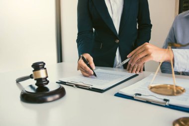 Hukuk danışmanı, ofisteki yasalar çerçevesinde işlenen suçları anlatıyor..