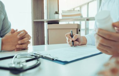 Doktor, ilacın özelliklerini hastaya açıklıyor ve ilacın doğru kullanımını açıklamaya çalışıyor..