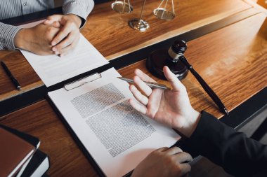 Hukuk danışmanı, ofisteki yasalar çerçevesinde işlenen suçları anlatıyor..