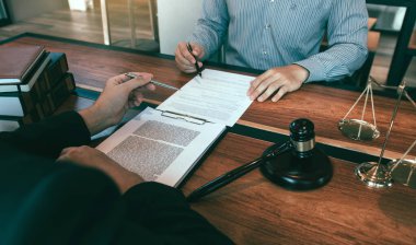 Avukat, ofisteki müşteriye dolandırıcılıkla ilgili kanunları anlatıyor..