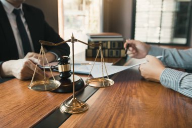 Müvekkil, savcılıktaki avukata yasaları açıklamak için belgeleri getiriyor..