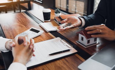 Emlakçının eli, yeni ev sahiplerine alıcı evi kavramını veriyor..