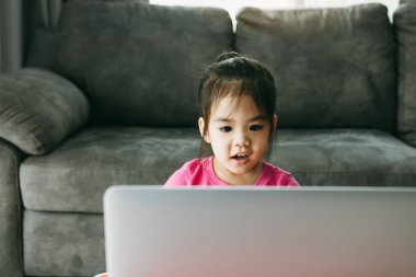 Anaokulu öğrencileri, bilgisayar başında öğretmenler ve arkadaşlarıyla sohbet ederken virüs yayılırken okul kapalıyken internetten öğreniyorlar..