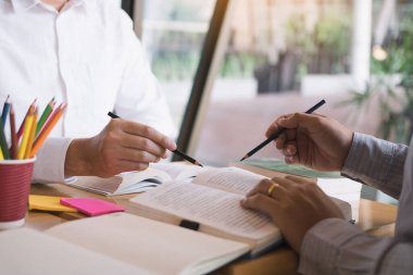 Kitaplığı'nda birlikte test için iki öğrenci okuma ders kitabı.