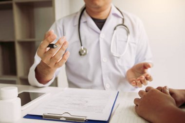 Doktor gelecekteki hastaların olası tedavileri hakkında açıklama yapıyor..